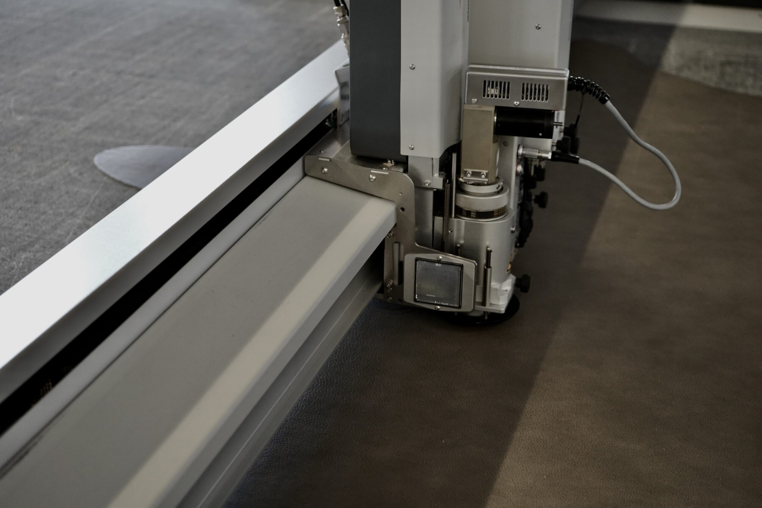 Vollautomatische Laserschneidemaschine während des Schneidevorgangs